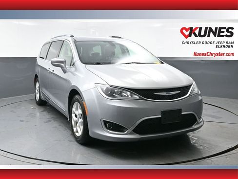 Used 2018 Chrysler Pacifica Touring-L w/ Tire & Wheel Group image 1