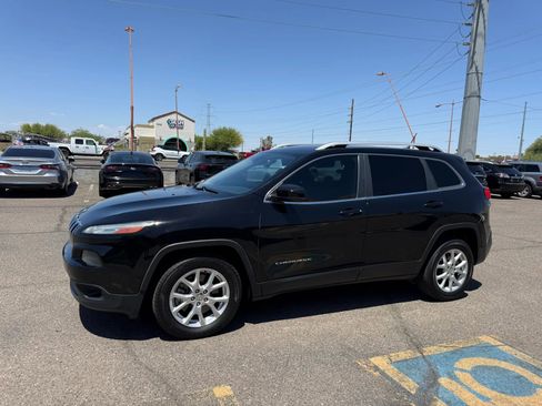 Used 2017 Jeep Cherokee Latitude w/ Safety/Convenience Group FWD image 5