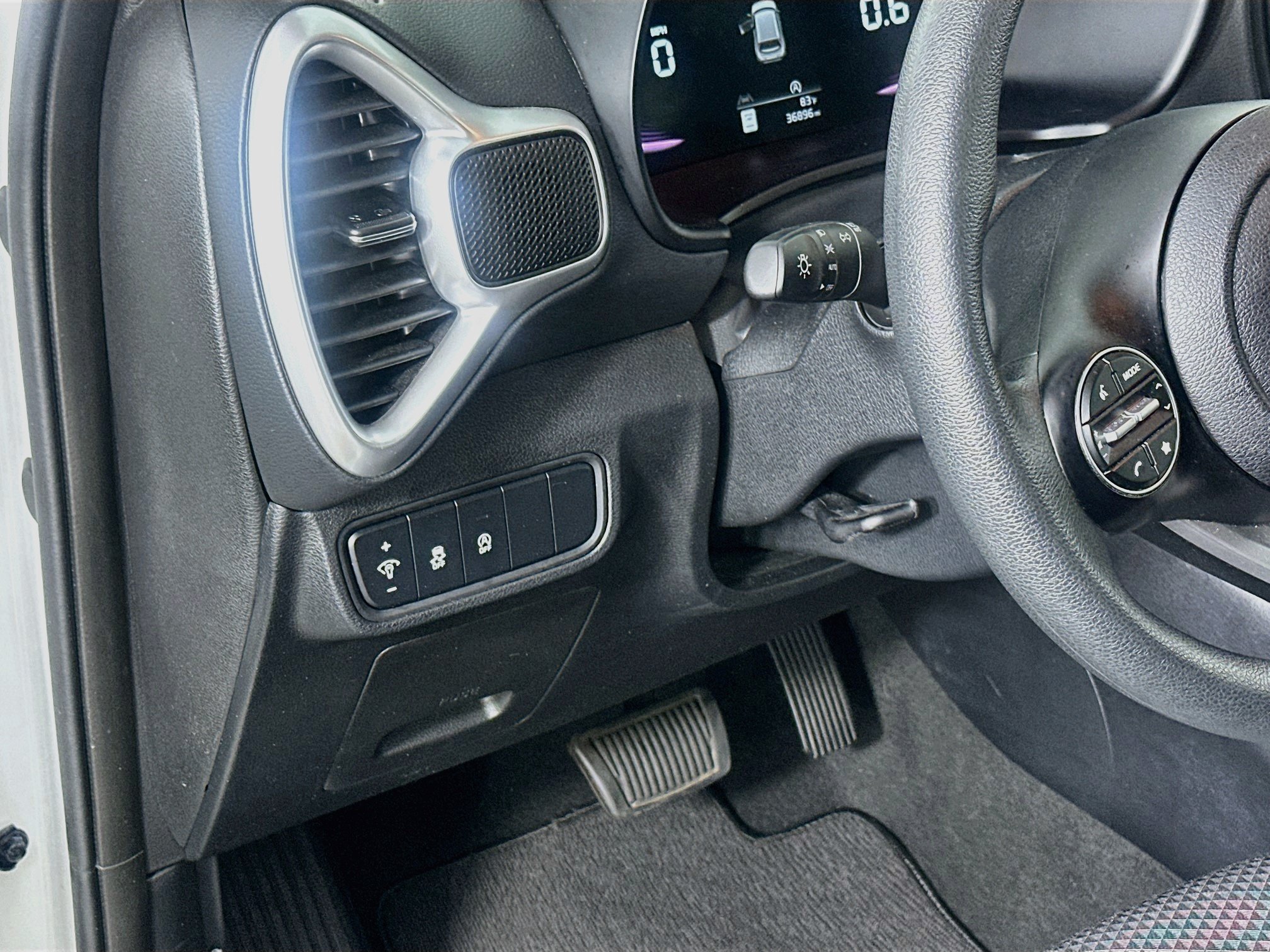 Used 2025 Kia Soul LX w/ LX Technology Package FWD image 17