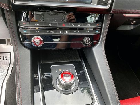 Used 2018 Jaguar F-PACE R-Sport image 15