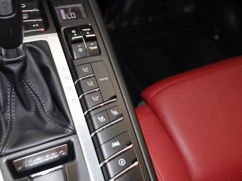 Used 2021 Porsche Macan S image 36