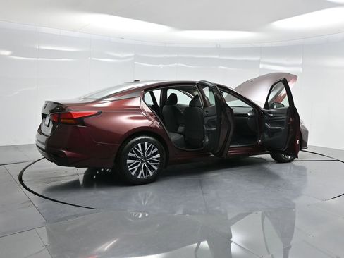 Used 2024 Nissan Altima 2.5 SV image 4