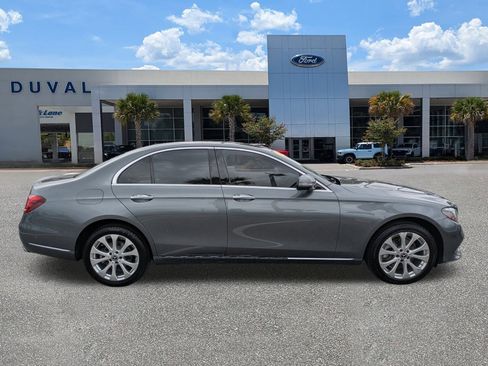 Used 2019 Mercedes-Benz E 300 4MATIC image 2