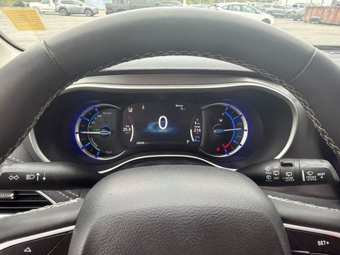 Used 2023 Chrysler Pacifica Touring-L FWD image 15