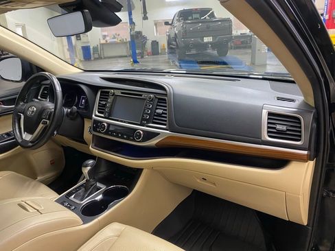 Used 2019 Toyota Highlander Limited Platinum AWD/4WD image 17