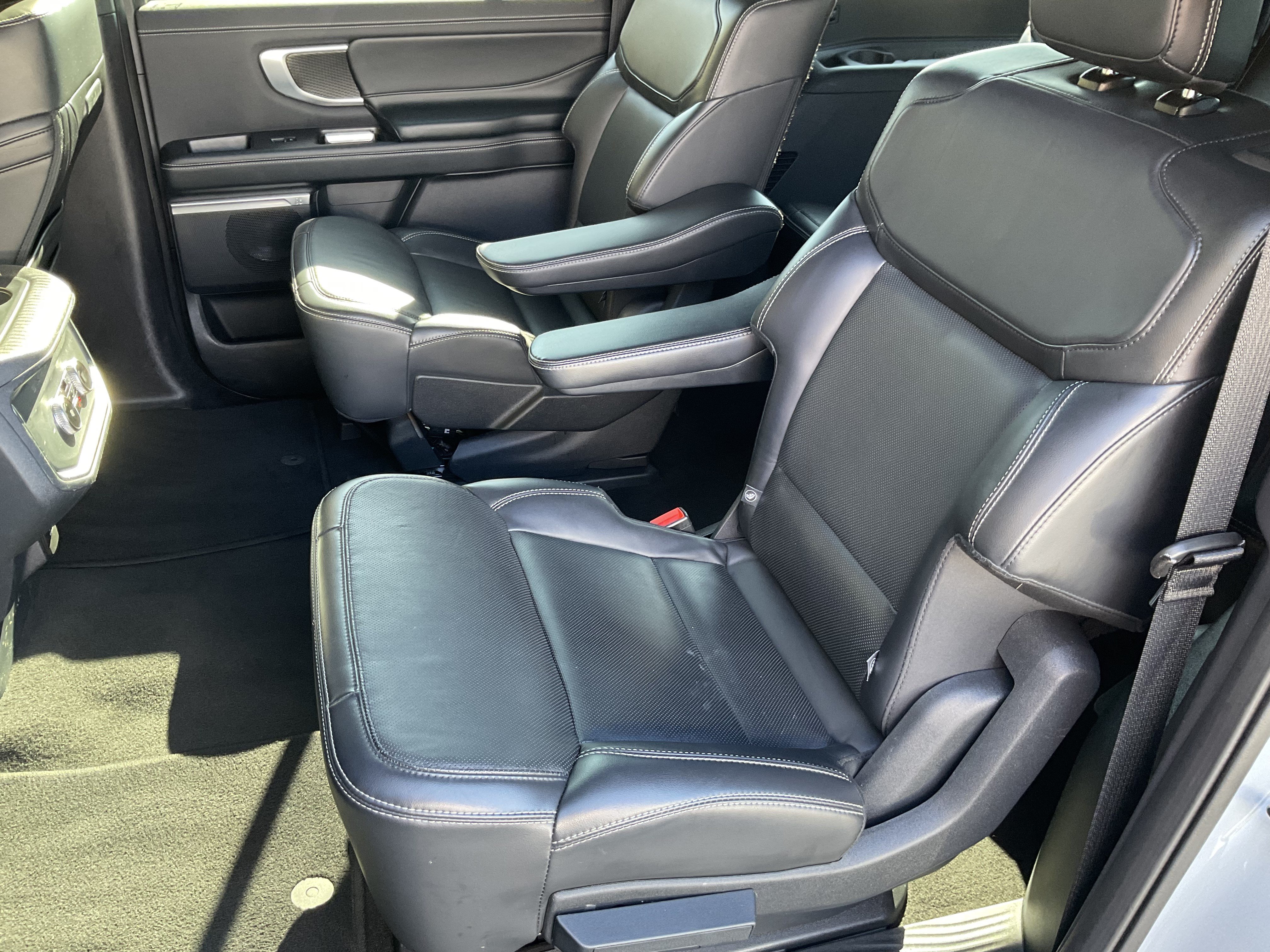 Used 2025 Ford Expedition Max Platinum w/ Stealth Appearance Package AWD/4WD image 40