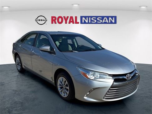 Used 2017 Toyota Camry LE image 1