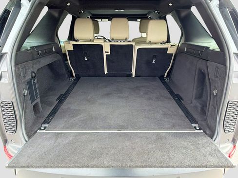 Used 2019 Land Rover Discovery SE image 12