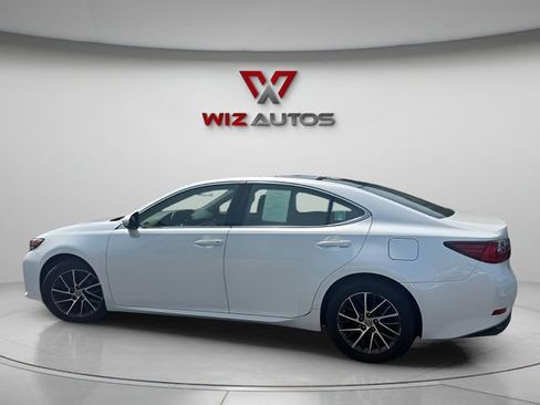 Used 2017 Lexus ES 350 w/ Luxury Package FWD image 2