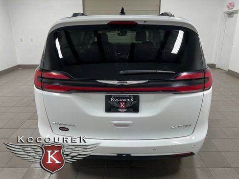 Used 2023 Chrysler Pacifica Limited FWD image 5