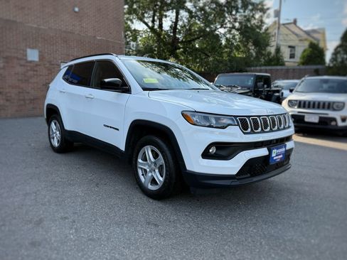 Used 2023 Jeep Compass Latitude w/ Convenience Group AWD/4WD image 3