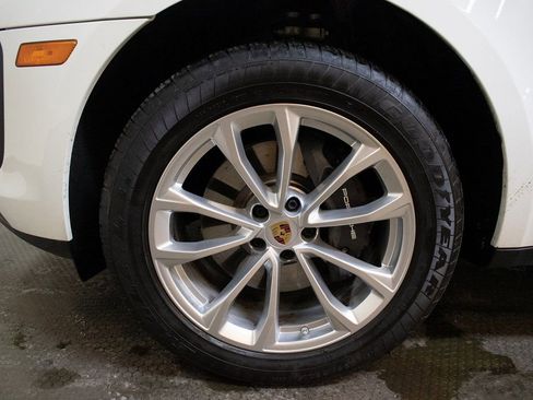 Certified 2025 Porsche Macan image 15