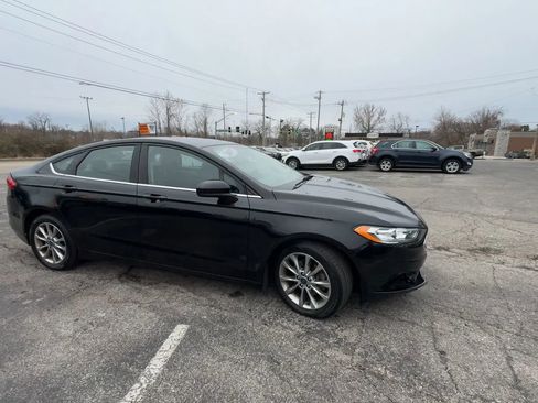 Used 2017 Ford Fusion SE w/ Fusion SE Technology Package image 9