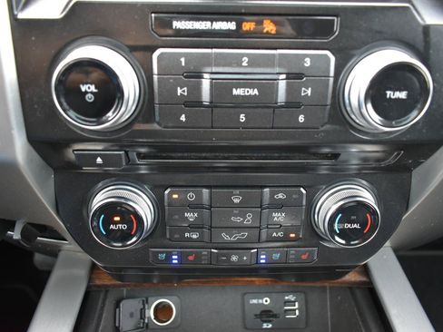 Used 2015 Ford F150 Platinum w/ Equipment Group 701A Luxury AWD/4WD image 23