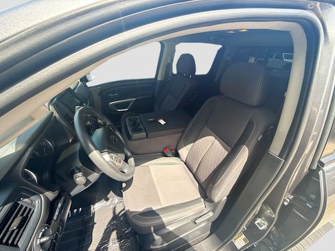 Used 2022 Nissan Titan SV RWD image 21