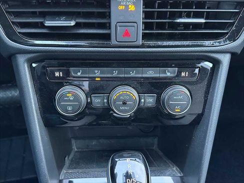 Used 2024 Volkswagen Taos SE image 27