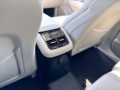 New 2026 Volvo XC90 T8 Ultra w/ Protection Package Premier AWD/4WD image 16