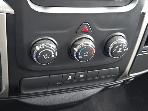 Used 2018 RAM 1500 Classic SLT AWD/4WD image 19