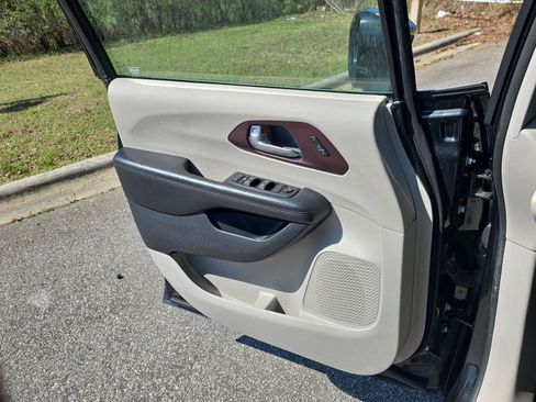 Used 2020 Chrysler Pacifica Limited image 26