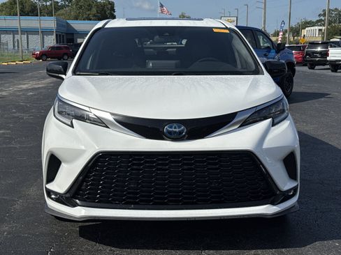 Used 2024 Toyota Sienna XSE FWD image 2