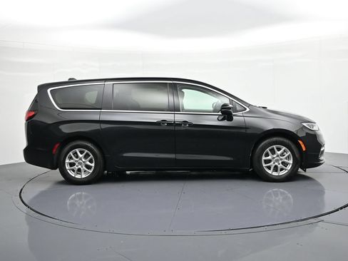 Used 2023 Chrysler Pacifica Touring-L FWD image 5