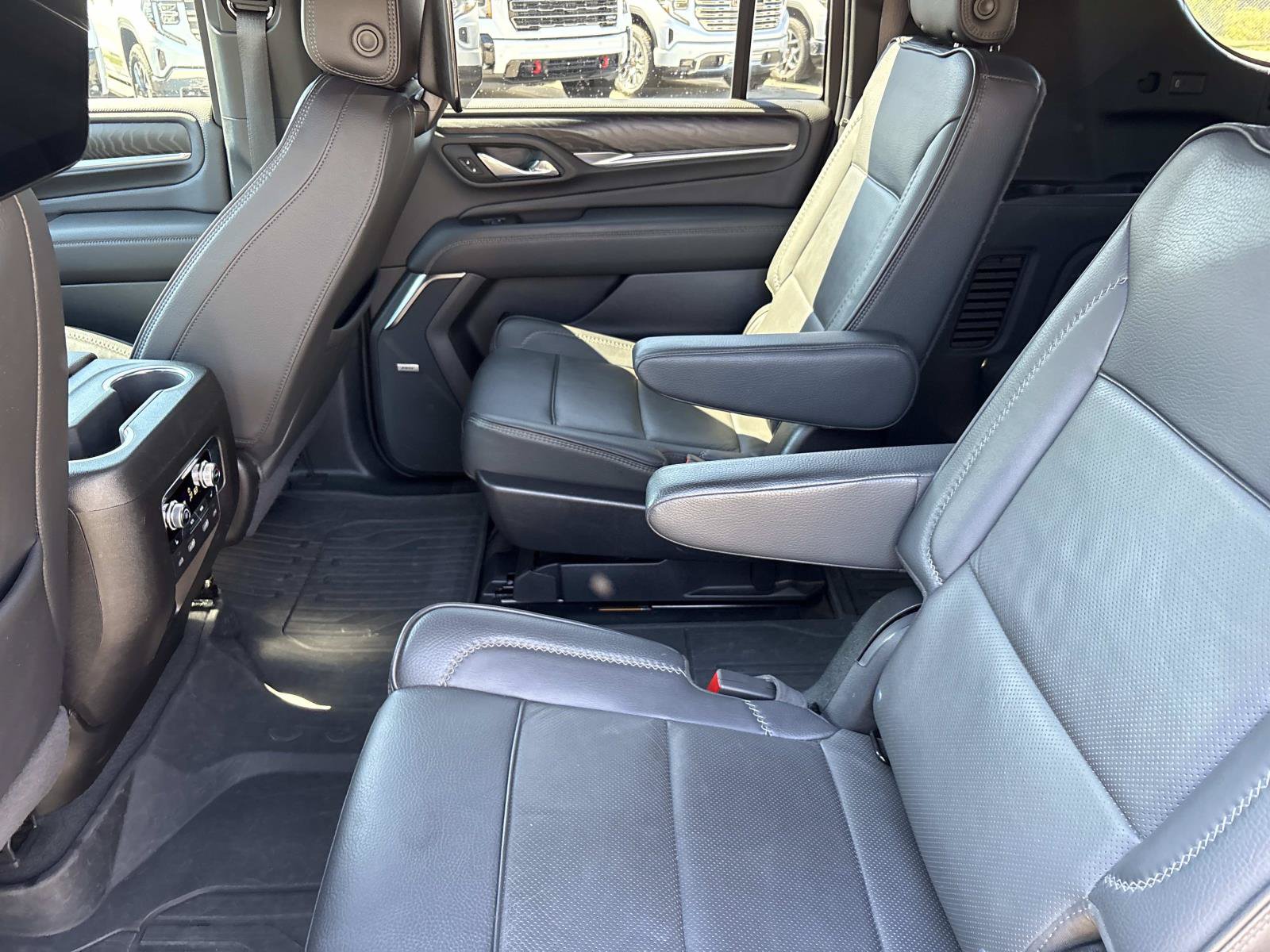 Used 2024 GMC Yukon XL Denali w/ Advanced Technology Package AWD/4WD image 31