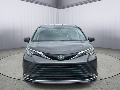 Used 2021 Toyota Sienna XLE FWD image 4
