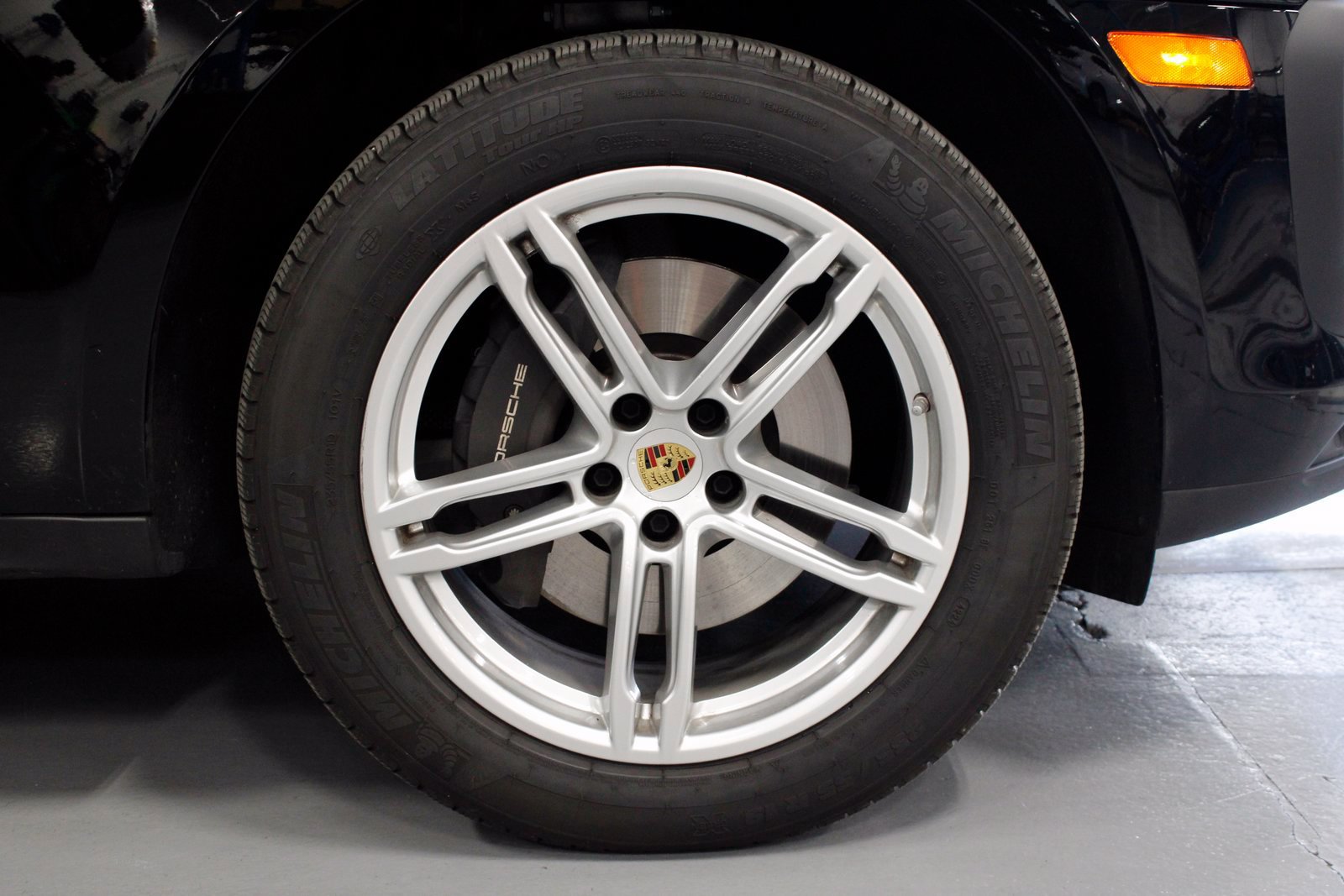 Certified 2025 Porsche Macan AWD/4WD image 14