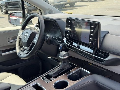 Used 2024 Toyota Sienna XLE image 27