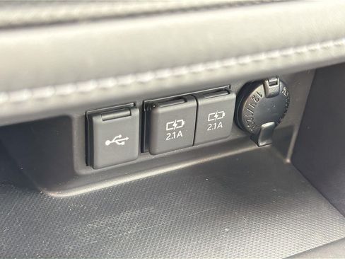 Used 2021 Toyota Highlander XLE AWD/4WD image 18