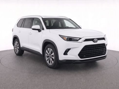 Used 2025 Toyota Grand Highlander AWD image 2