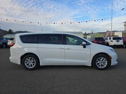 Used 2023 Chrysler Voyager LX image 6