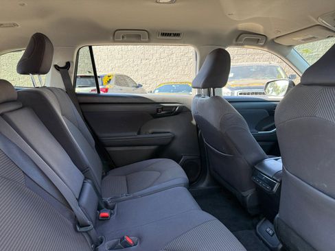Used 2023 Toyota Highlander L image 19