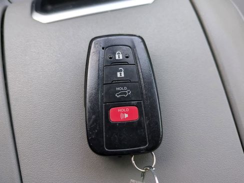 Used 2022 Toyota Highlander XLE FWD image 27