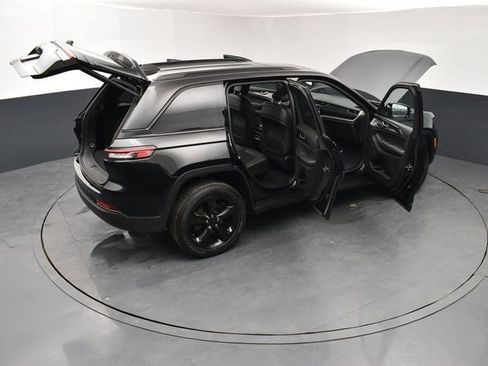 Used 2023 Jeep Grand Cherokee Altitude image 30