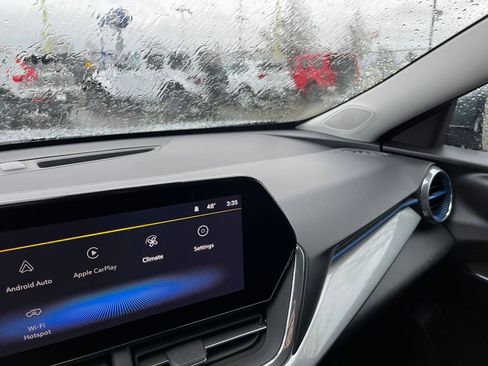 Used 2025 Chevrolet Trax LT image 33