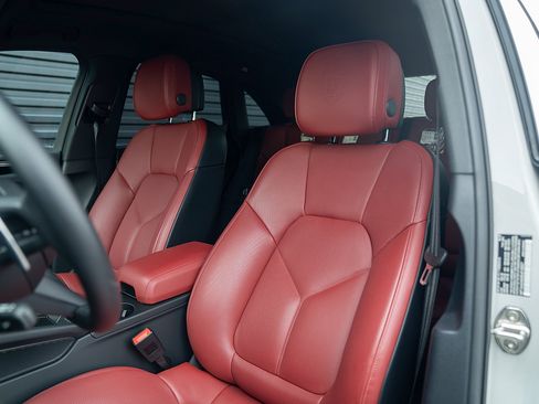 Certified 2025 Porsche Macan image 5