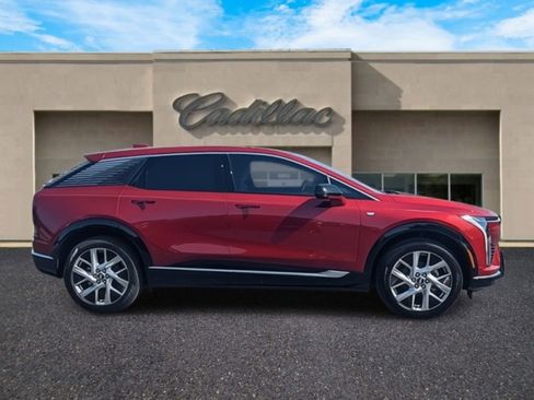 New 2025 Cadillac Optiq Luxury 2 image 3