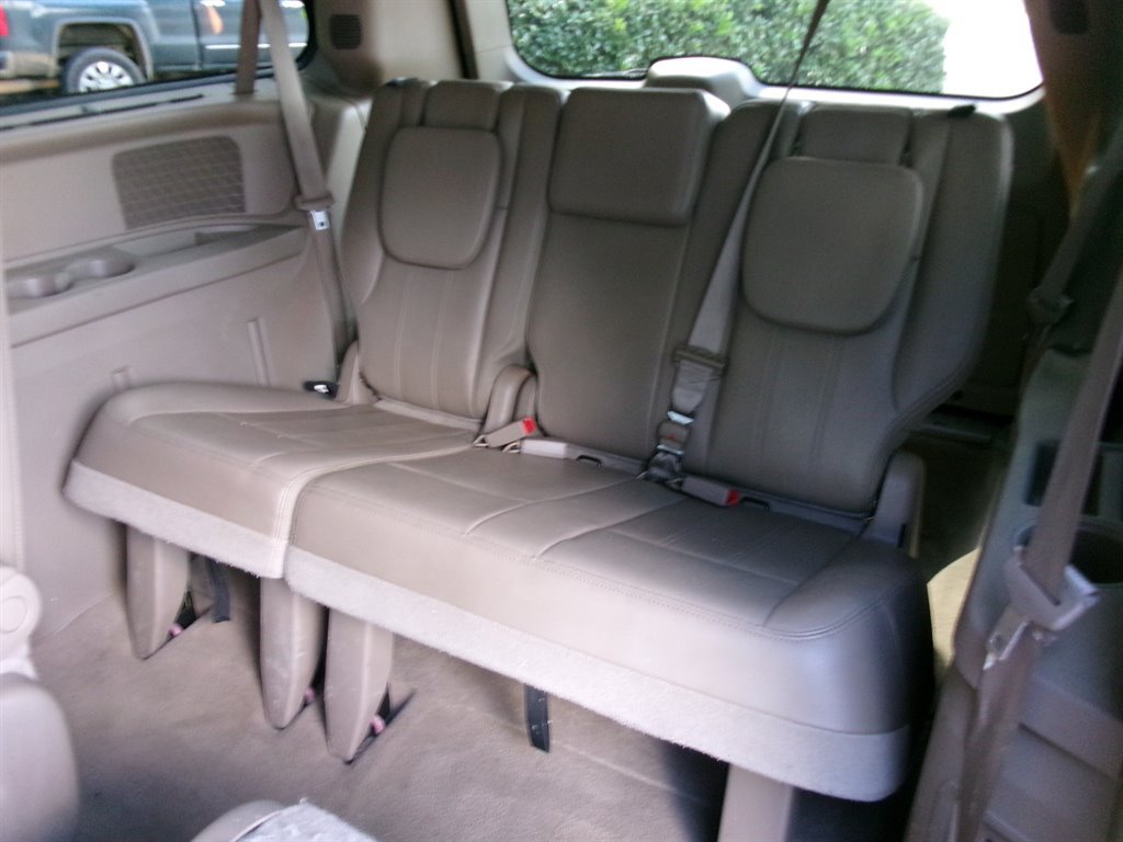 Used 2013 Chrysler Town & Country Touring-L w/ Driver Convenience Group FWD image 18