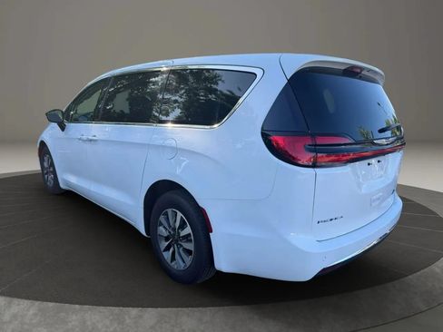Used 2024 Chrysler Pacifica Limited FWD image 7
