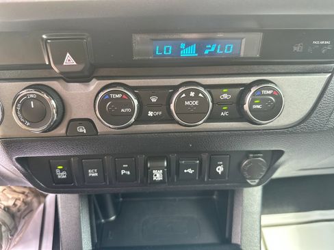 Used 2021 Toyota Tacoma TRD Off-Road w/ Technology Package AWD/4WD image 17