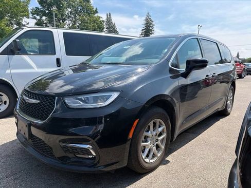 Used 2024 Chrysler Pacifica Touring-L FWD image 2