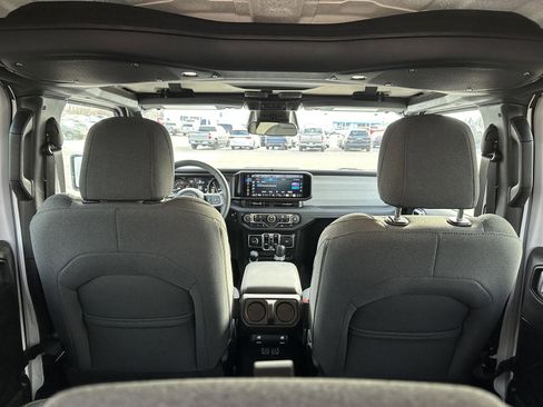 Used 2025 Jeep Wrangler Sahara image 7