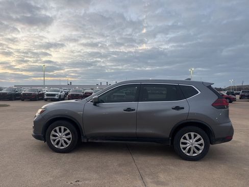 Used 2018 Nissan Rogue S image 11