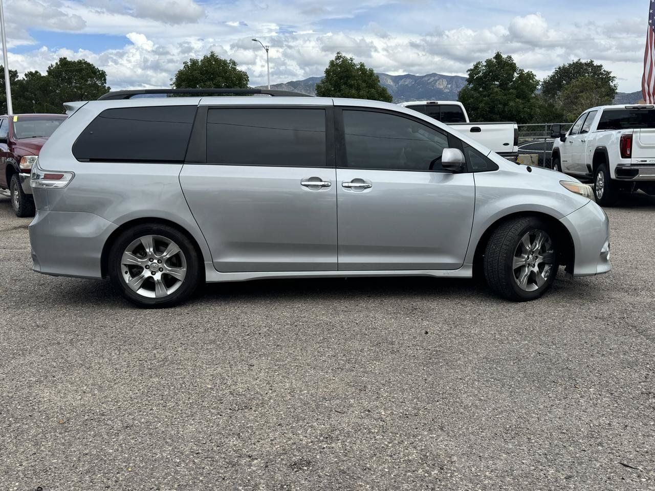 Used 2014 Toyota Sienna SE FWD image 8