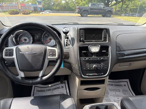 Used 2016 Chrysler Town & Country Touring-L FWD image 7
