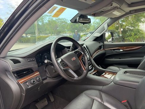 Used 2020 Cadillac Escalade Luxury AWD/4WD image 9