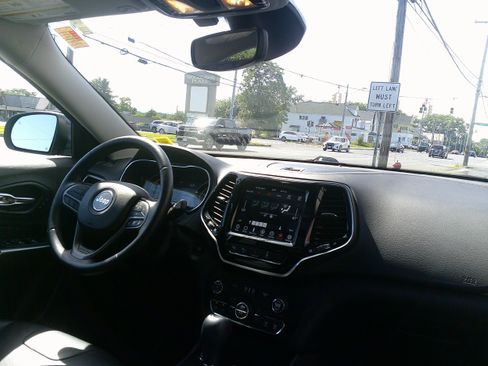 Used 2021 Jeep Cherokee Limited AWD/4WD image 23