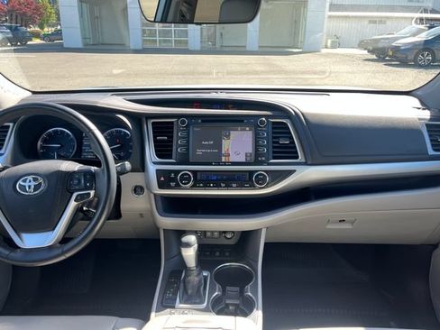 Used 2019 Toyota Highlander XLE AWD/4WD image 11