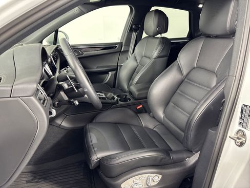 Certified 2025 Porsche Macan image 5